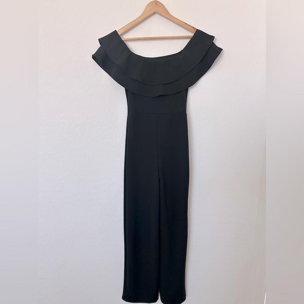 Off the shoulders romper
Size small 
Fashion nova - Picture 2 of 2